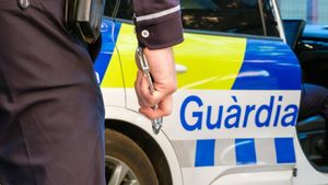 Un agente de la Guardia Urbana de Barcelona sujeta unas esposas
