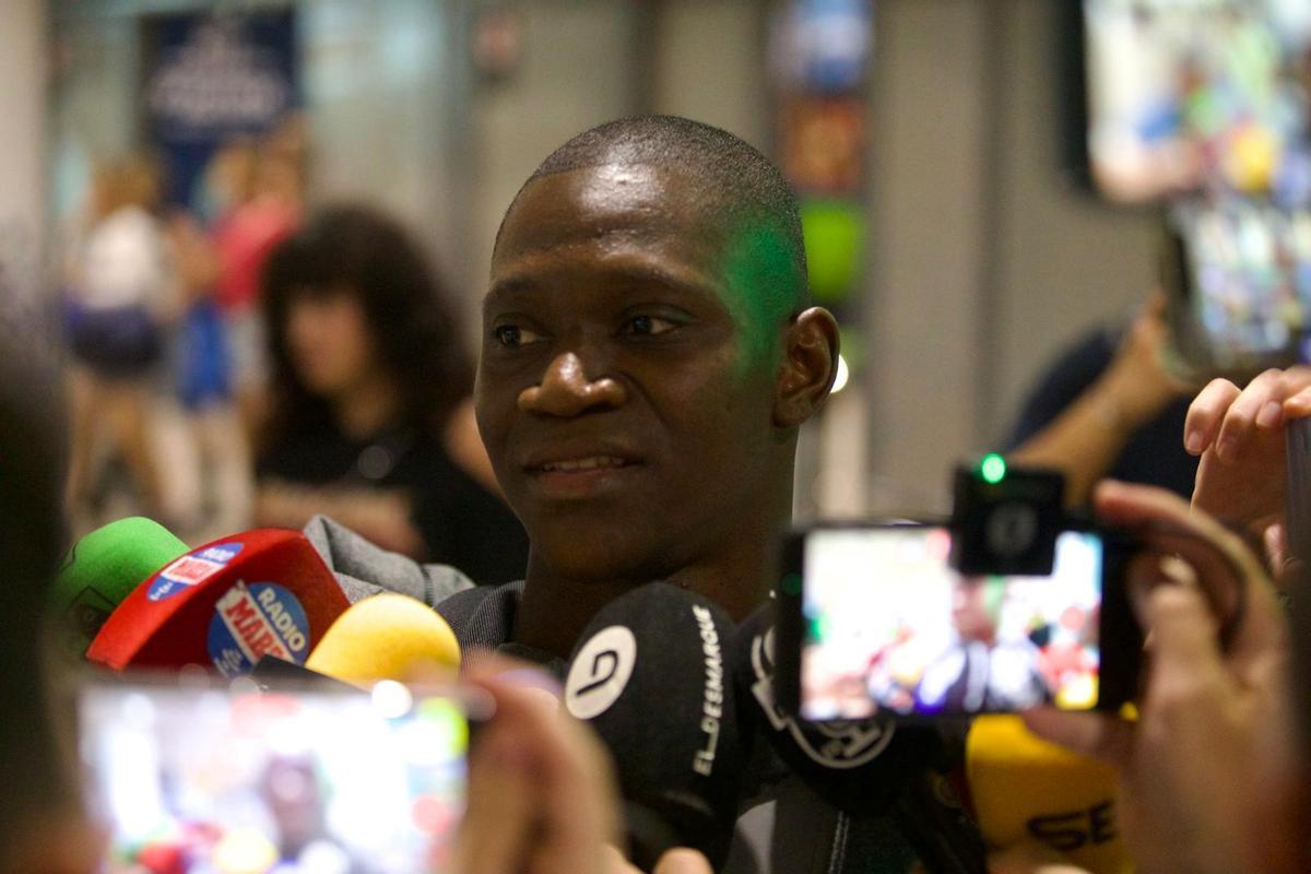 Aliou Dieng llega al aeropuerto de Valencia para empezar la pretemporada con el VCF
