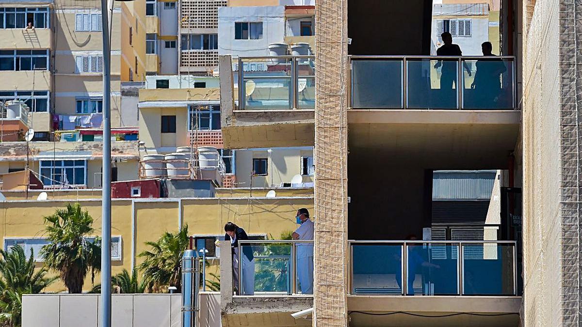 Sanitarios del Hospital Insular de Gran Canaria en una foto de archivo, durante una pausa.