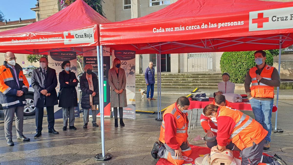 Demostración del uso de un desfibrilador en el exterior de la sede de la Autoridad Porturia de Vigo.