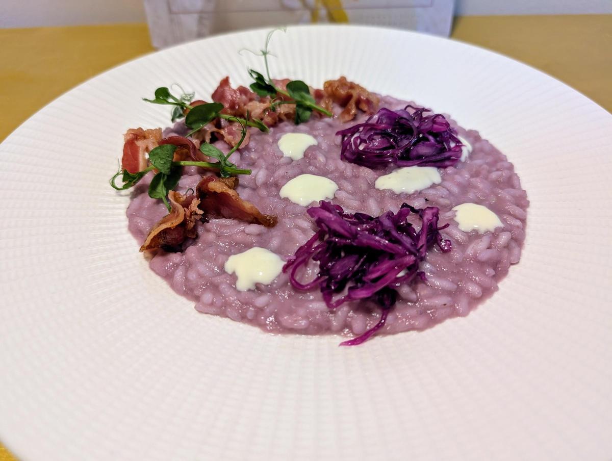 Risotto «Acquerello» con achicoria roja, panceta crujiente y crema de provola ahumada.