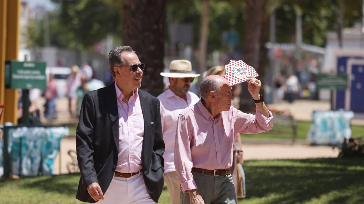 Un hombre se tapa del sol en plena Feria de Córdoba.