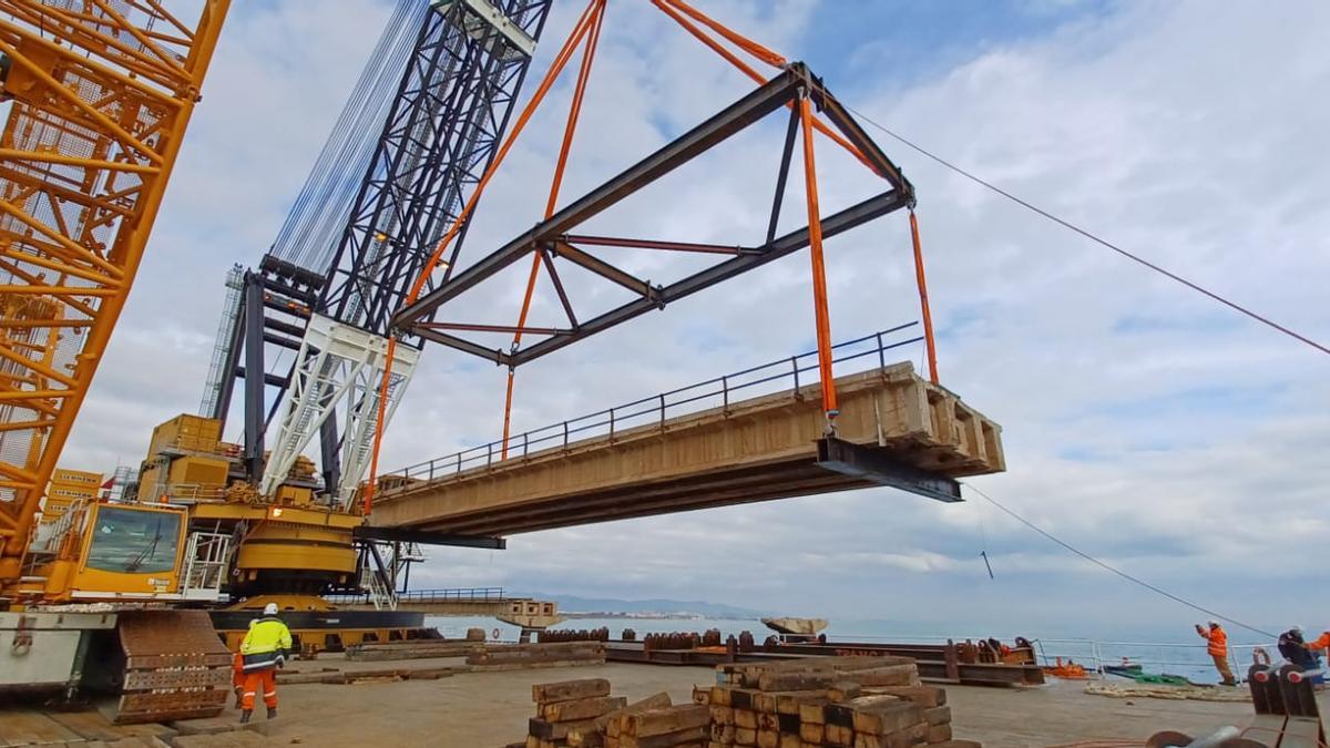 Cambia la icónica imagen del Pantalán del Port de Sagunt con la retirada de las primeras grandes losas de hormigón