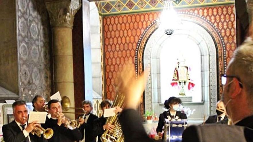 Componentes de la Banda de Música de Langreo, ayer durante la eucaristía de las fiestas de La Felguera. | L. M. D.