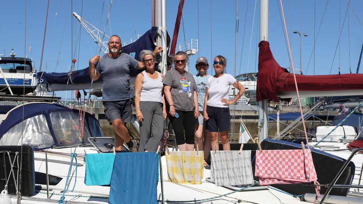 Sthéphane, Marguerite, Elisabeth, Véronique y Cath en su barco