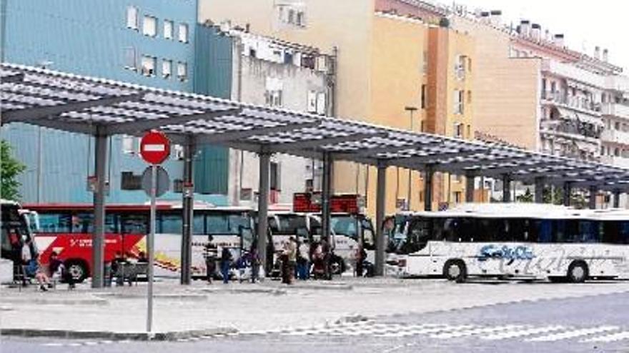 La terminal d&#039;autobusos provisional de Girona es troba ubicada davant de l&#039;estació de trens.