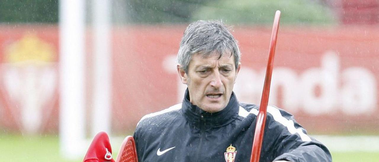 Iñaki Tejada, en su última etapa de segunda entrenador de Abelardo en el primer equipo, durante un entrenamiento. | LNE