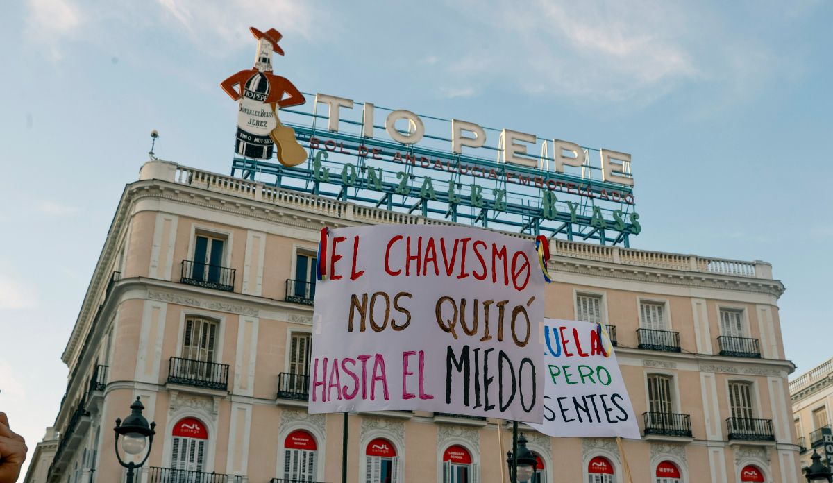 Concentraci�n por la Verdad de Venezuela_ convocada a nivel Mundial, este s�bado en la Puerta del Sol, en Madrid. EFE_ Fernando Alvarado.jpg