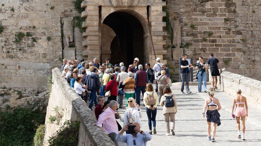 Imagen reciente de turistas en el Rastrillo, en uno de los accesos a Dalt Vila. | VICENT MARÍ