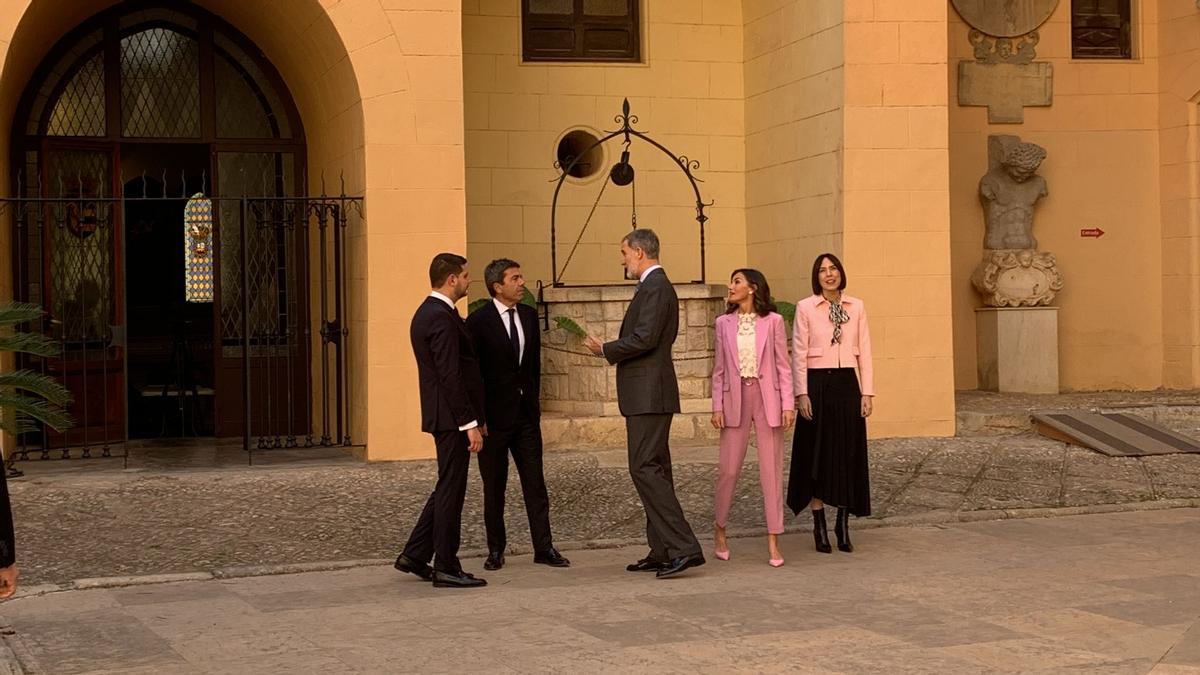 Los Reyes, a su llegada al acto de entrega, junto al alcalde José Manuel Prieto, el president Carlos Mazón y la ministra Diana Morant