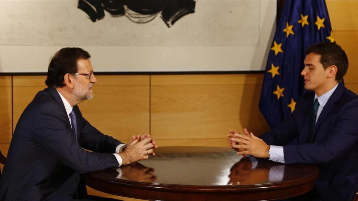 El presidente en funciones y líder del PP, Mariano Rajoy, con el jefe de Ciudadanos, Albert Rivera, la pasada semana en el Congreso