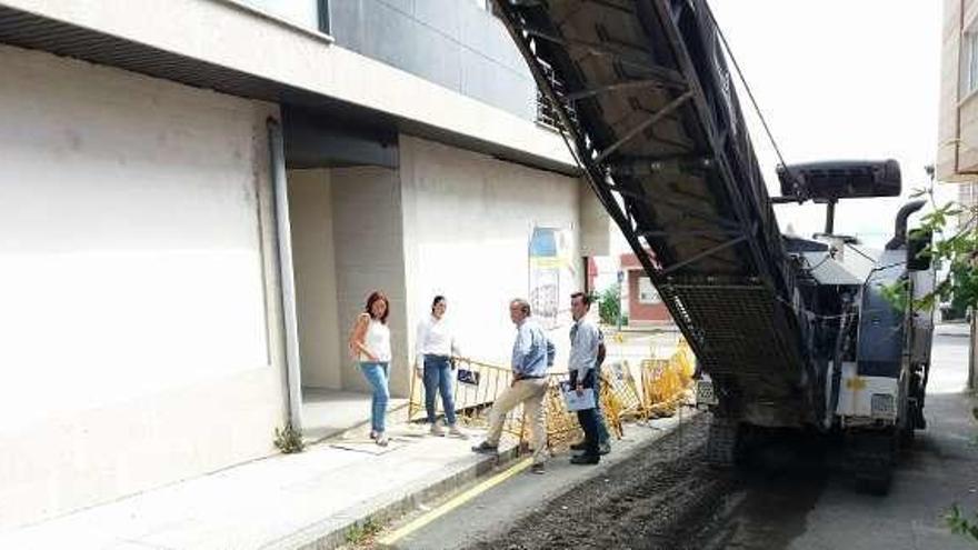 Representantes municipales y de la empresa, ayer en la obra. // S.Á.