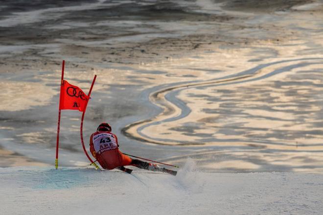 Simon Fournier de Canadá compite en la primera ronda del slalom gigante en el Mundial de esquí alpino de la FIS en el National Arena en Are, Suecia