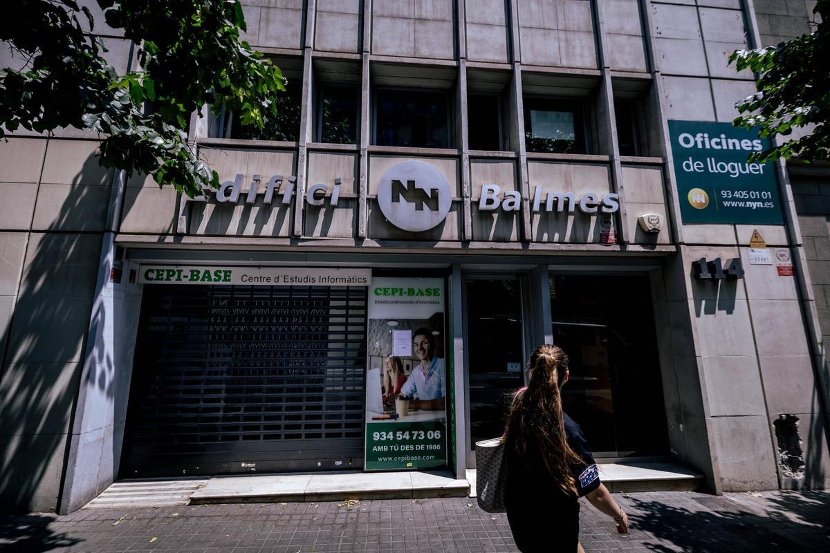 Barcelona 01/06/2026 Barcelona La academia Cepi-Base,cerrada y bajo investigación por los Mossos de Esquadra por presunta estafa tras denuncias de alumnos afectados por el cierre de ésta sin previo aviso. AUTOR : JORDI OTIX