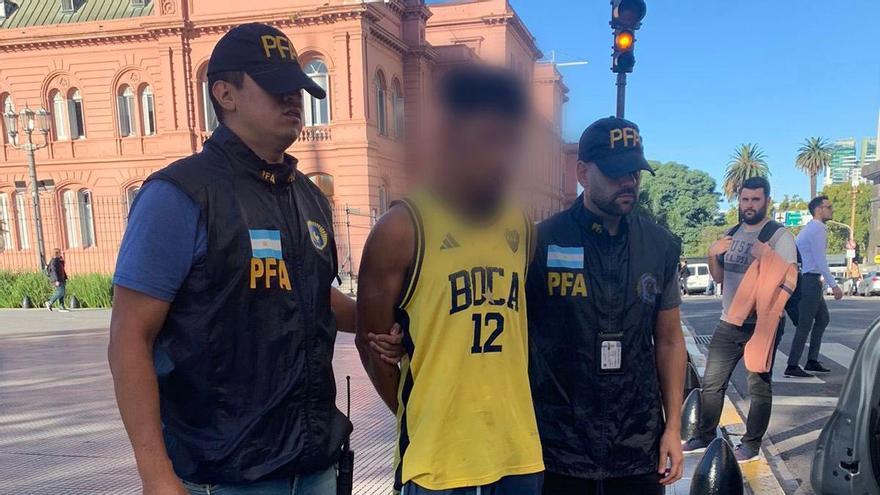 Arrestan a un hombre que intentó entrar a la sede del Ejecutivo argentino llevando un machete