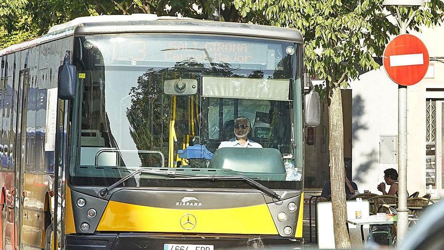 Un autobús de l&#039;L3, entre Girona i Salt.