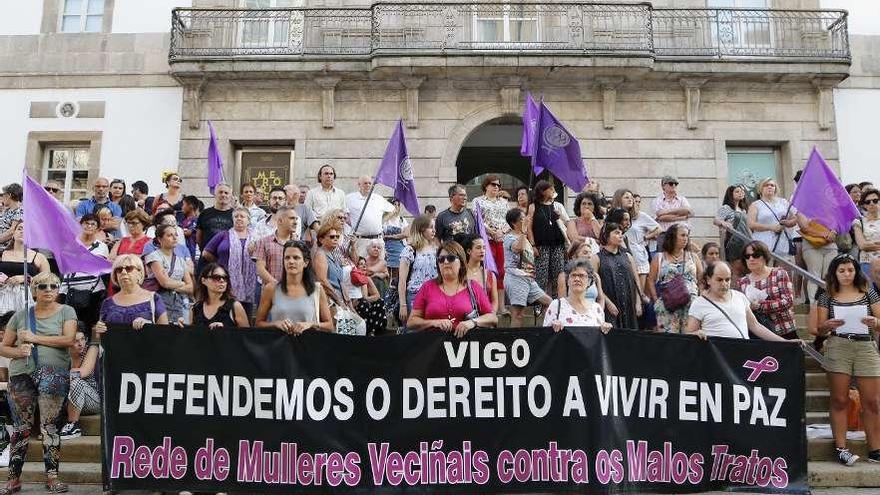 Concentración en Vigo, delante del MARCO, contra la violencia de género. // Alba Villar