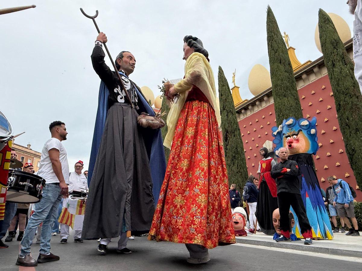 Dos gegants durant la cercavila de la Santa Creu a Figueres.
