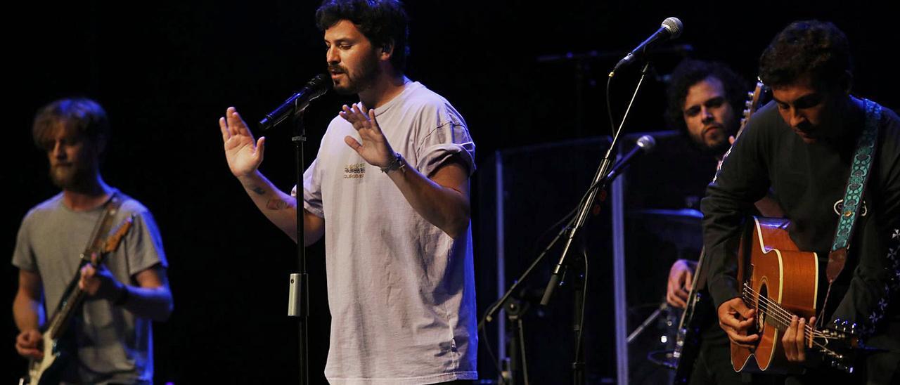 Guillermo Bárcenas, de “Taburete”, ayer, en su concierto en la Laboral de Gijón. | Ángel González