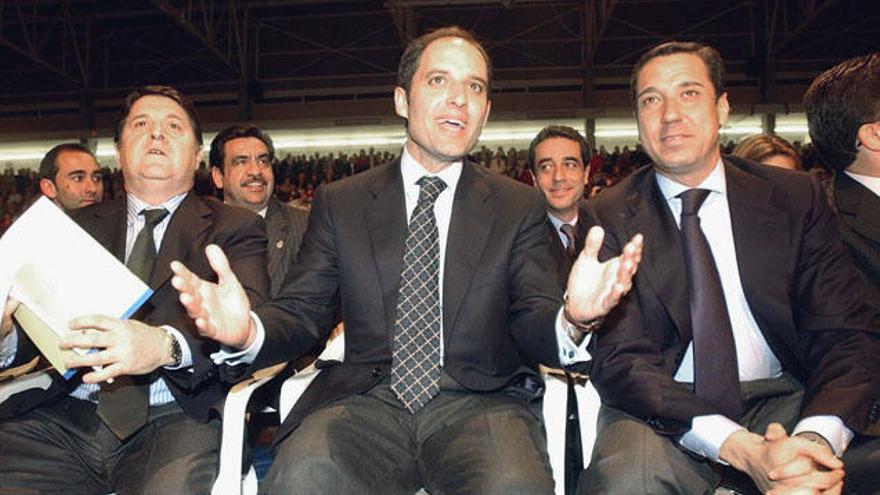 José Luis Olivas, Francisco Camps y Eduardo Zaplana, en una convención del PP en 2004.