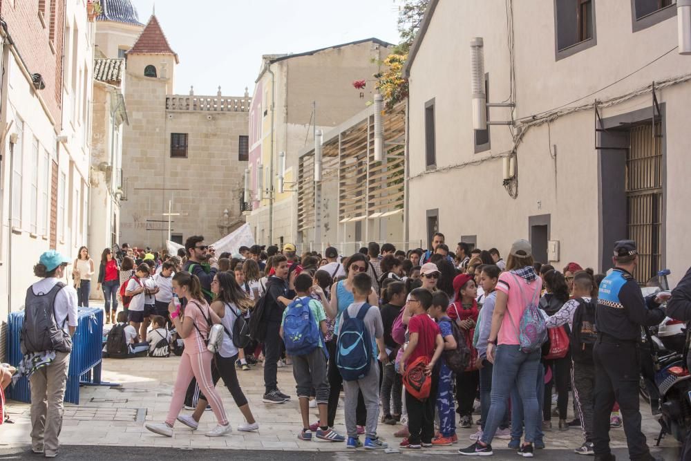 Más de 2.200 alumnos de 21 colegios llegan al monasterio caminando y participan en un acto entre lúdico y religioso preparado para ellos en el templo