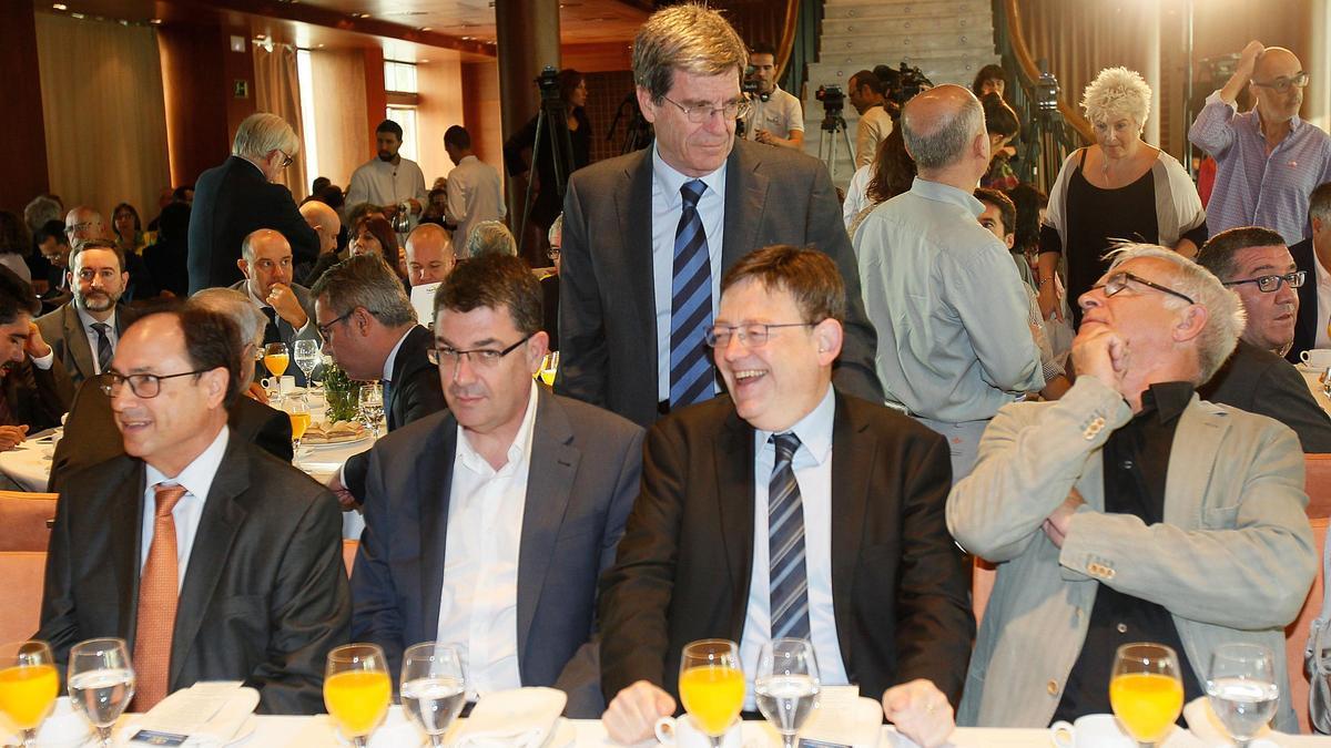 Vicent Soler, Enric Morera, Ximo Puig y Joan Ribó, con Aurelio Martínez, en un acto del primer Botànic.