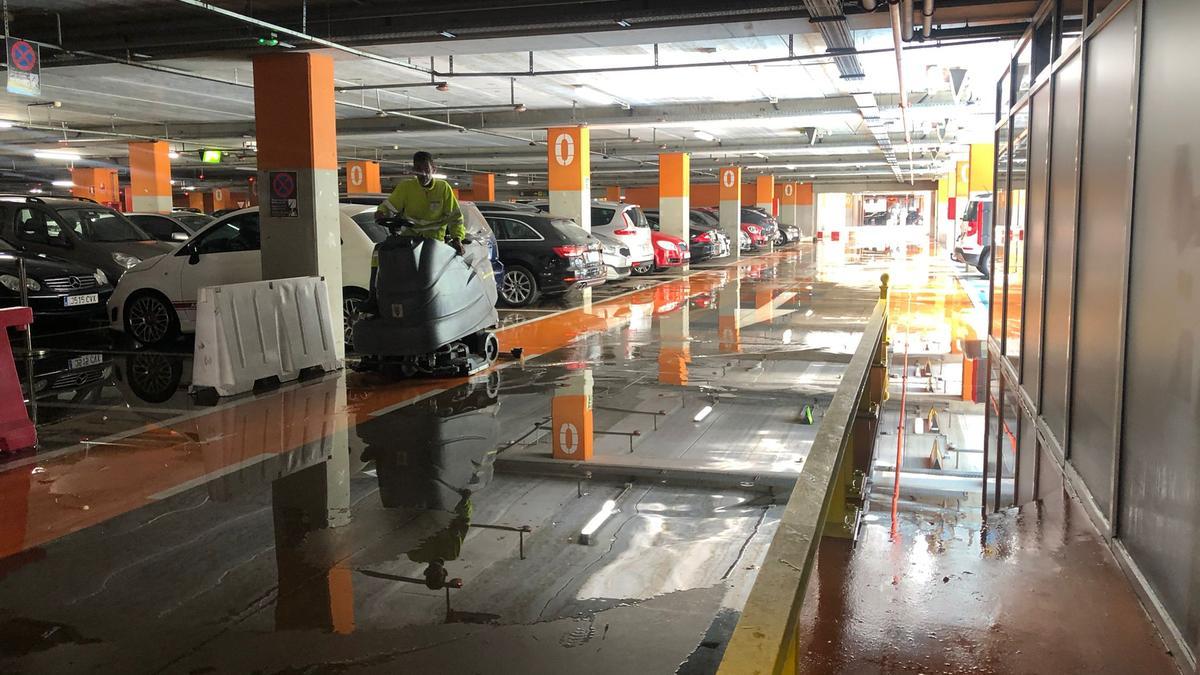 El parking del aeropuerto de Manises tras las lluvias torrenciales.