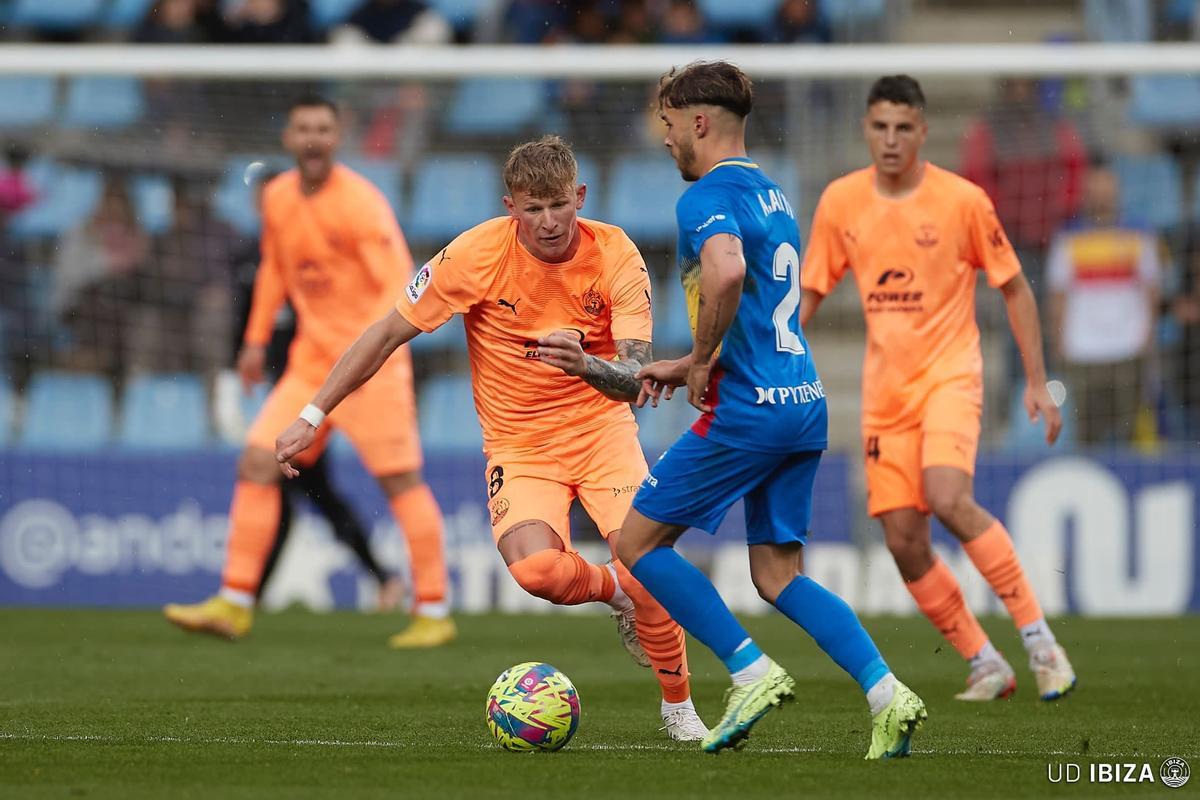 Mateusz Bogusz en una acción de un partido contra el Andorra.