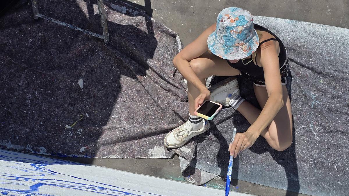 A artista baionesa Lula Goce, en plena faena na Doca.