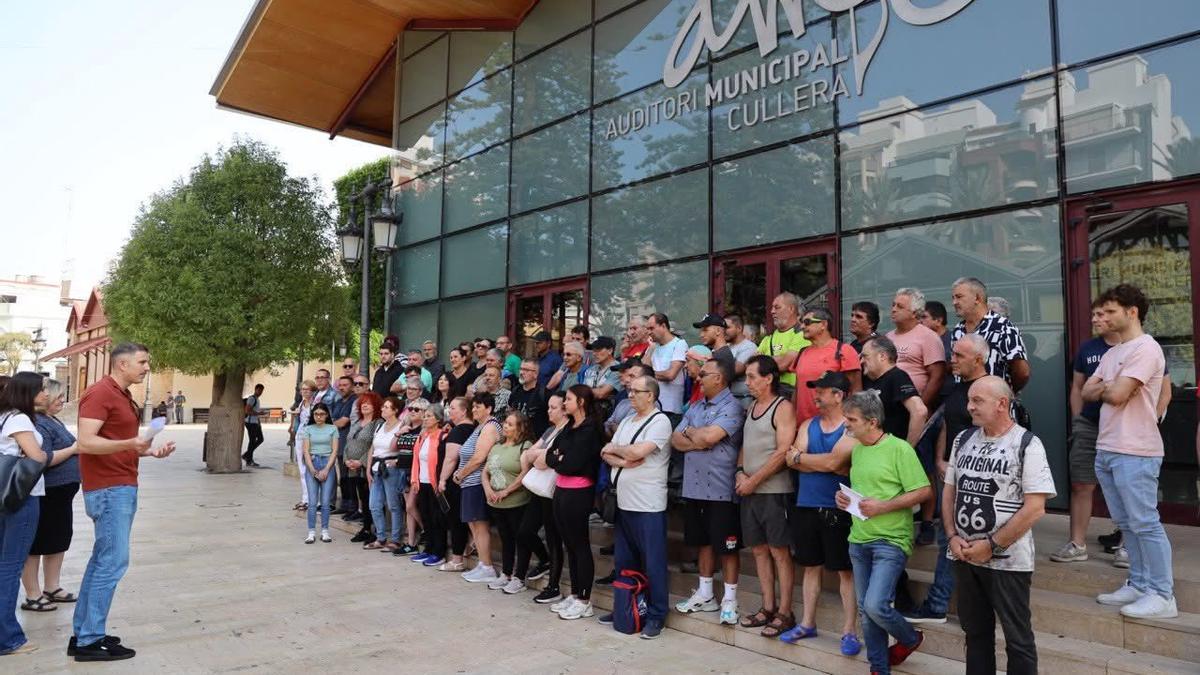 El alcalde de Cullera, Jordi Mayor, recibe a las personas contratadas en el primer plan de empleo, en imagen de archivo.
