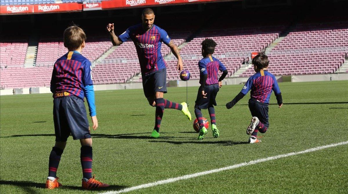 Boateng es presentado en el Camp Nou y admite saber ’que mi rol no es el de ser titular, porque hay jugadores increíbles. Estoy aquí por mi experiencia y porque puedo ayudar cuando pueda’.