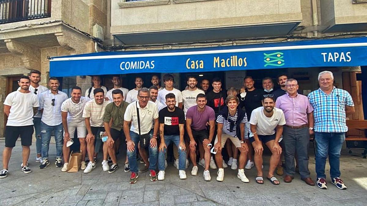 Plantilla, cuerpo técnico y directiva del Alondras celebraron ayer una comida de confraternidad. |  // FDV