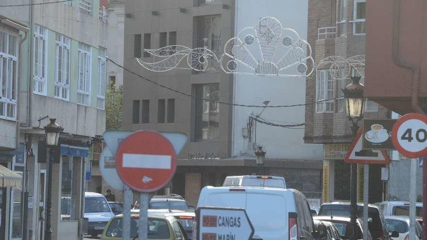 Arcos ya instalados en la céntrica calle Ramón Cabanillas. // Gonzalo Núñez