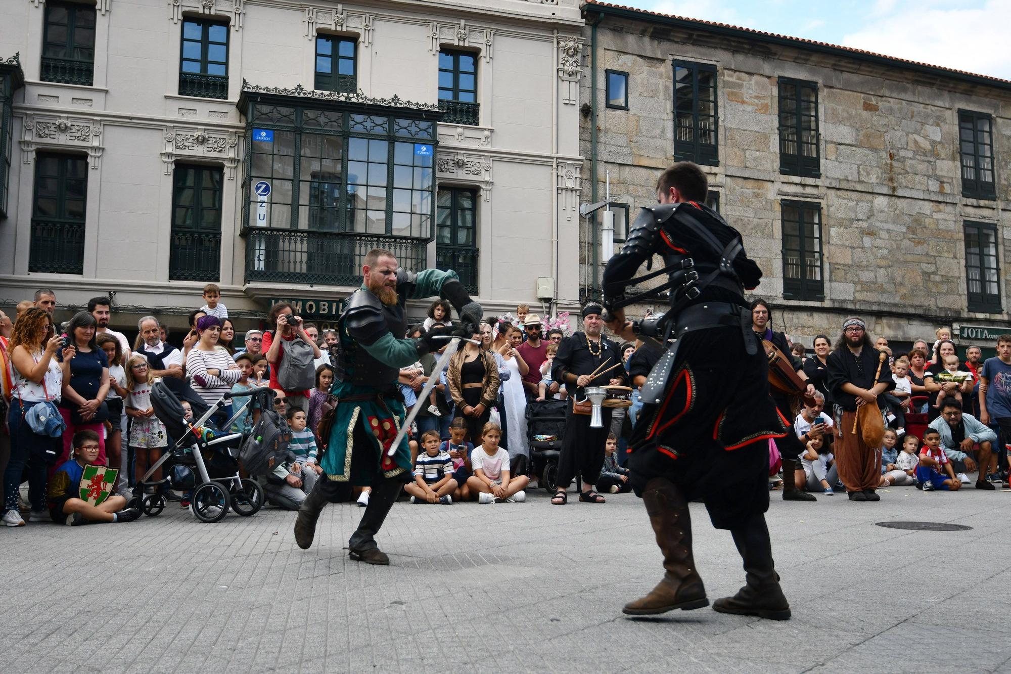 Cortesanos, bufones, damas y caballeros celebran el retorno de su señor: la Feira Franca anima Pontevedra