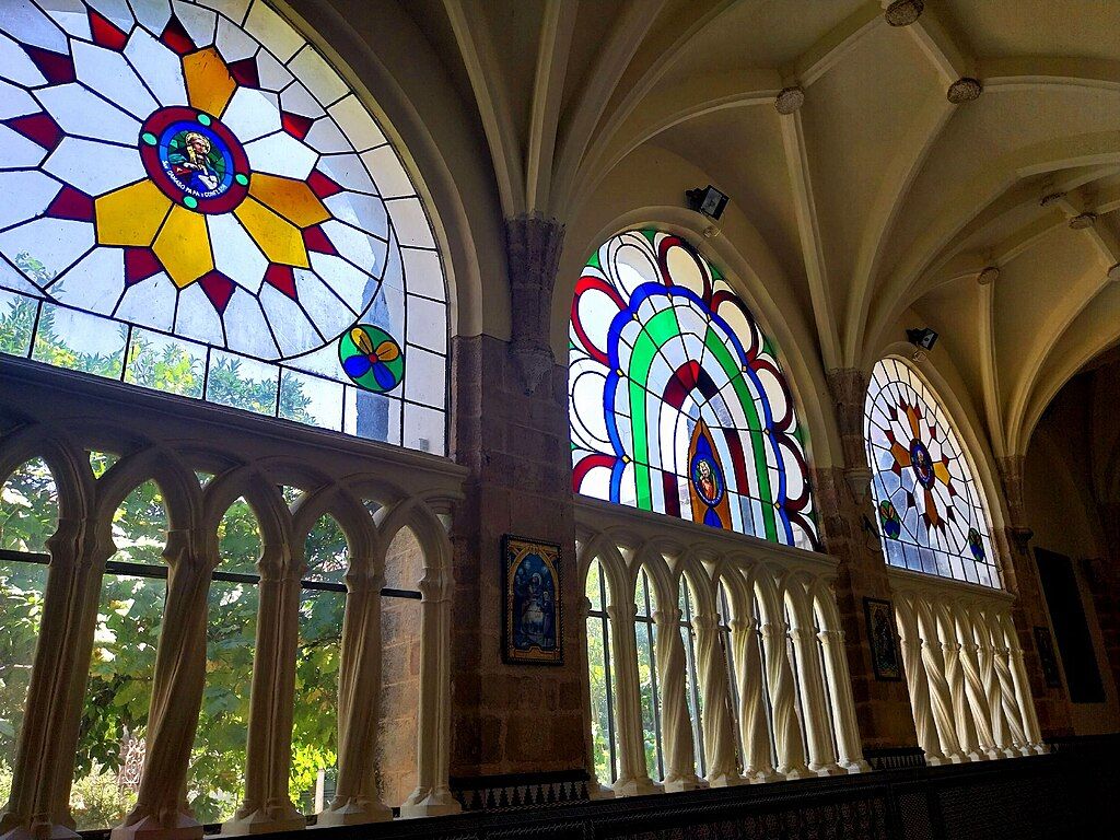 Vidrieras multicolores en el clausyro de la catedral de Badajoz.