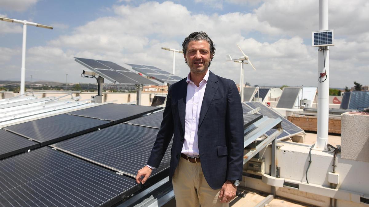 Alfonso Hernández Zapata, presidente de la Federación Regional de Empresarios del Metal de Murcia,   en el Taller de energía renovables de FREMM, al aire libre.