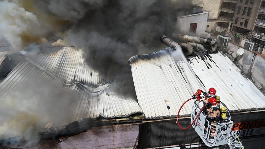 Espectacular incendio en la antigua discoteca Oxo del centro de Castelló