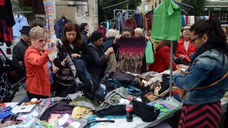 Uno de los puestos en el mercadillo de Vilagarcía. // Noé Parga