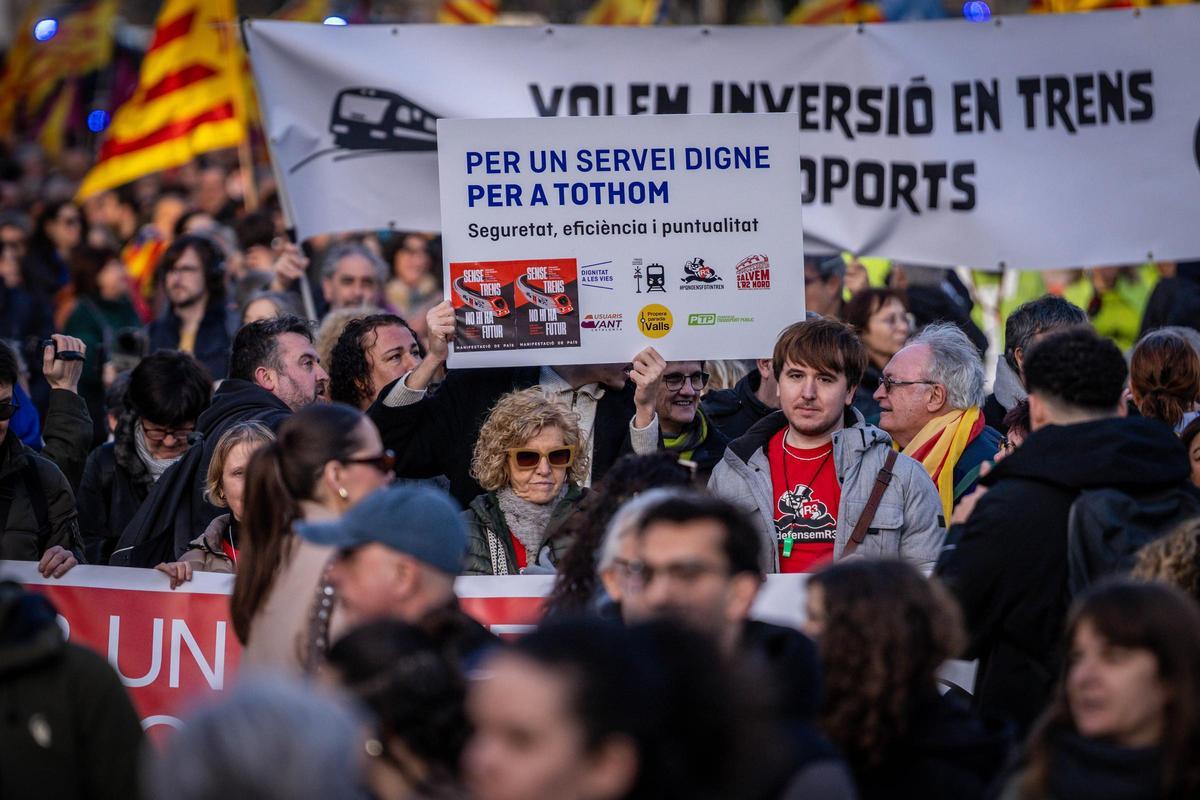 Los usuarios de Rodalies se manifiestan en Barcelona Los usuarios de Rodalies se manifiestan en Barcelona