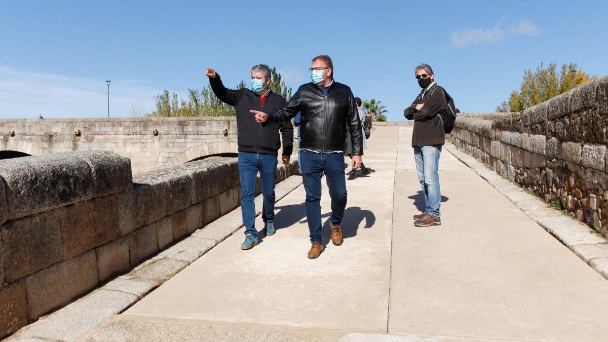 El descendedero del puente romano ya luce con una imagen renovada