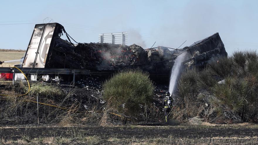 El incendio de un camión causa cuatro kilómetros de retenciones en la A-62, en Villamarciel (Valladolid)