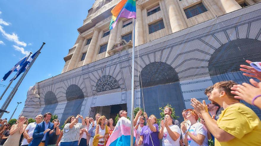 Izado de la bandera LGBTI durante el Orgullo de este año.