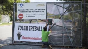 zentauroepp39947734 barcelona    04 09 2017     barcelona   un  hombre coloca pa170904190817