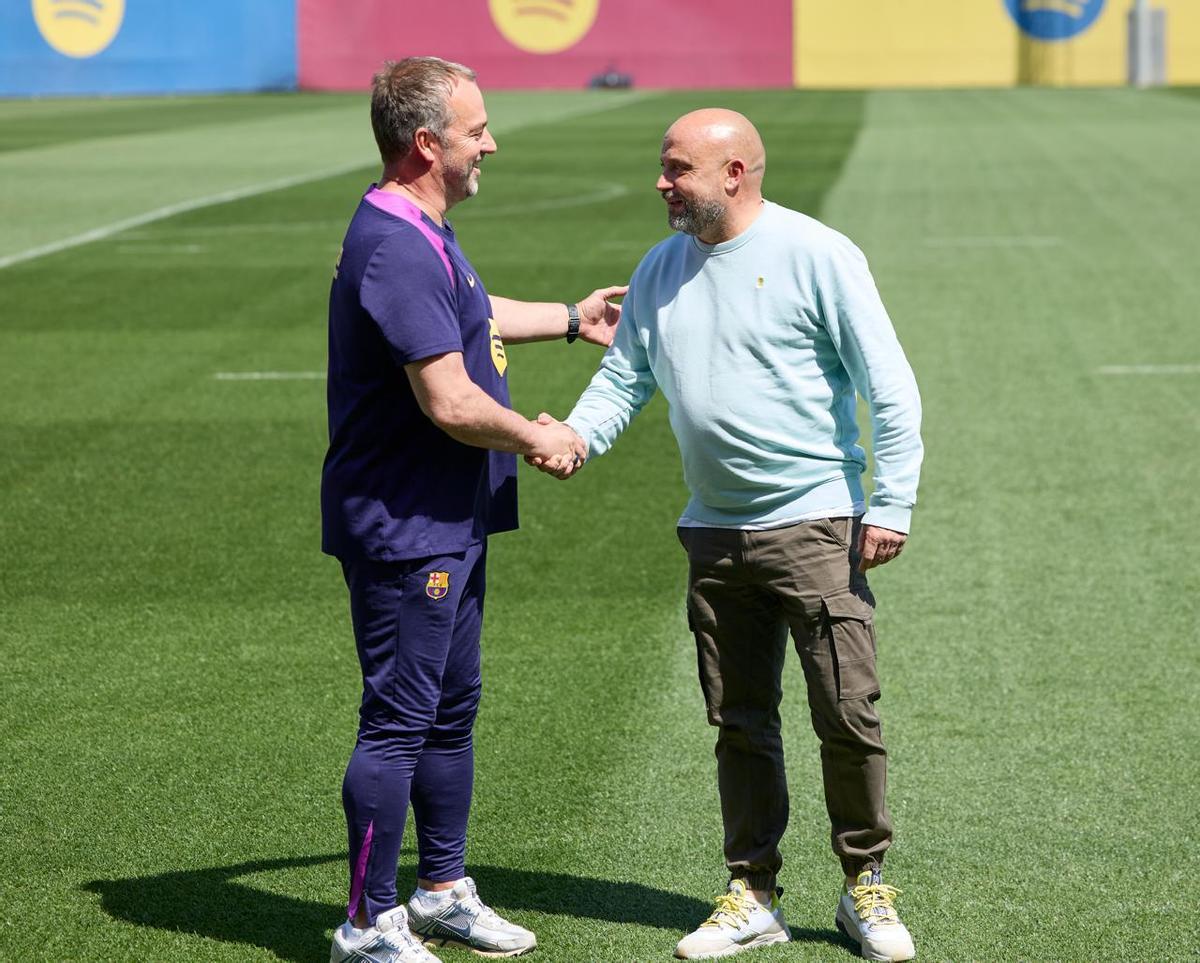 Flick y González, en el césped del campo de entrenamiento Tito VIlanova.