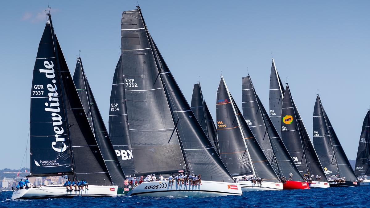 La flota de BMW ORC 1 durante la salida de una de las mangas de este jueves en la Bahía de Palma.