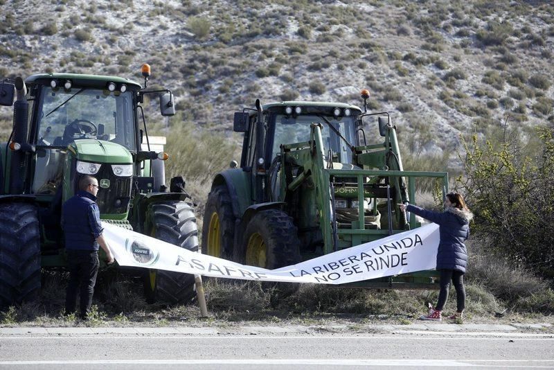 'Tractorada' por la limpieza del río Ebro