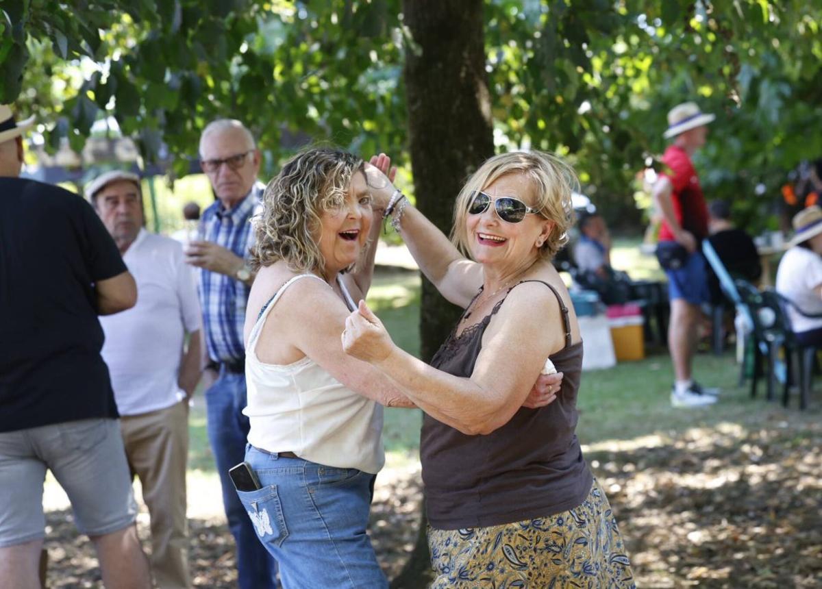Dos vecinas echan un baile en el parque de la Libertad de Piedras Blancas.