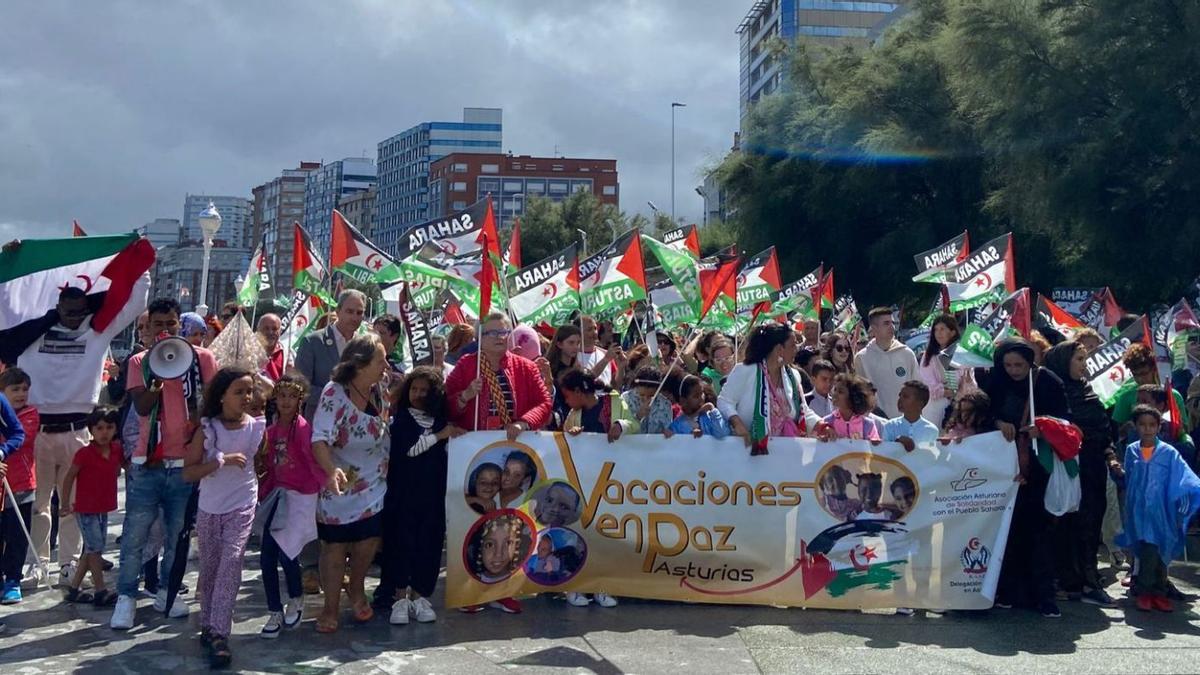La manifestación de saharauis, ayer, por el paseo de San Lorenzo.