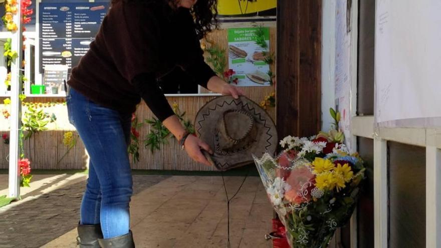 Una mujer sujeta el sombrero del hombre.