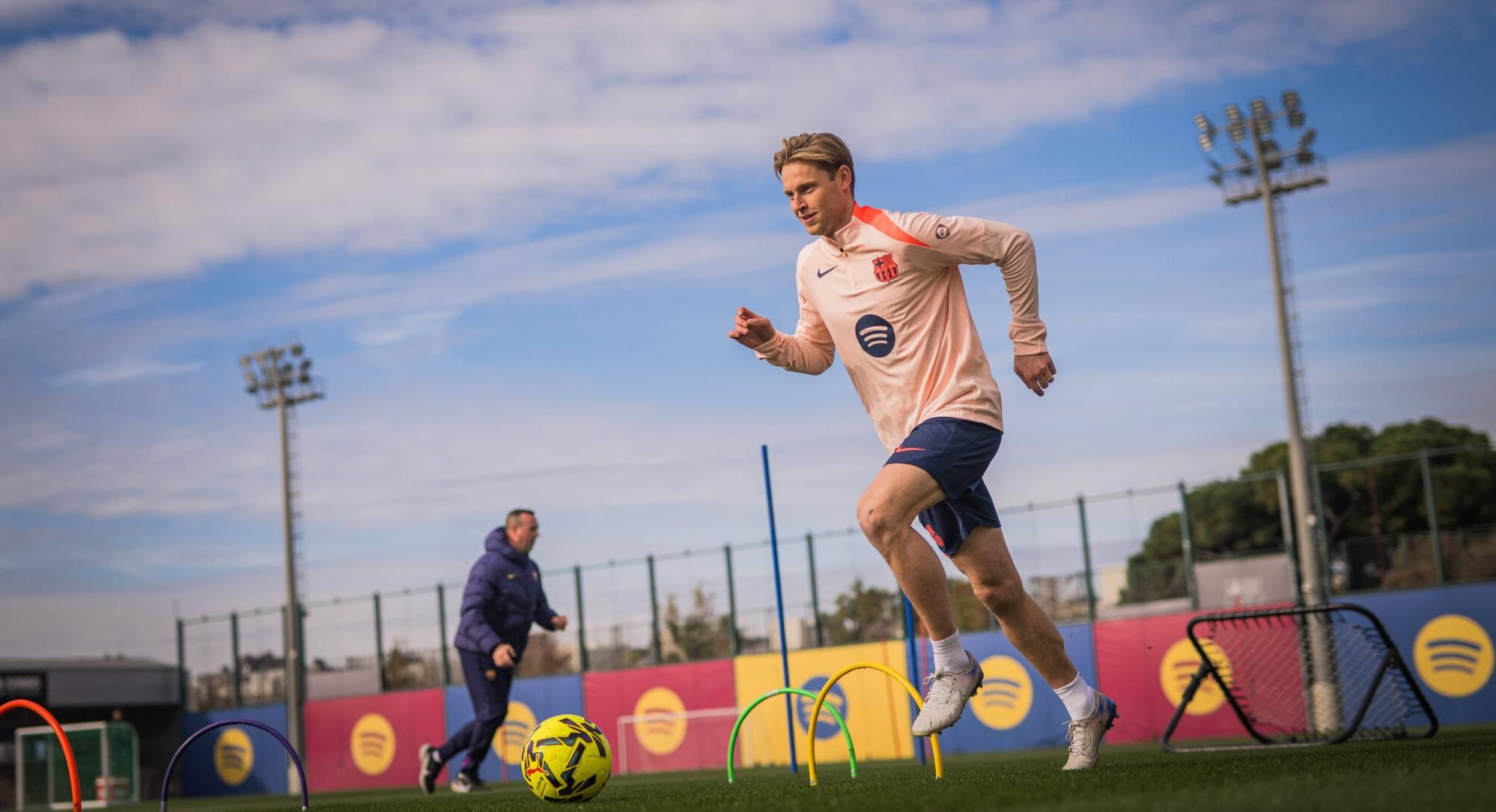 Se confirma la mala noticia para Flick con De Jong en la Champions League